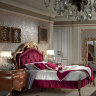 Кровать с деревянным декором в изголовье La Belle Epoque